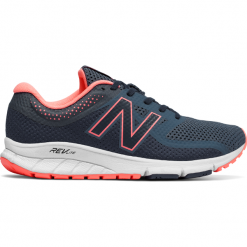 New Balance WQUIKIN. Szare buty sportowe damskie marki New Balance, bez wzorów, z gumy, bez zapięcia. W wyprzedaży za 199,99 zł.