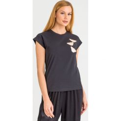 T-SHIRT Emporio armani. T-shirty damskie Emporio Armani, bez wzorów, z materiału, bez kołnierzyka. Za 509,00 zł.