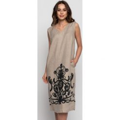 Lniana prosta sukienka bez rękawów RABARBAR. Brązowe sukienki damskie RABARBAR, na co dzień, z nadrukiem, eleganckie, z klasycznym kołnierzykiem, bez rękawów, proste. W wyprzedaży za 209,00 zł.