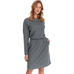 Dzininowa sukienka z gumką w pasie. Szare sukienki damskie Top Secret, na co dzień, na wiosnę, bez wzorów, z dzianiny, biznesowe, bez kołnierzyka, bez rękawów, długie, proste. W wyprzedaży za 99,99 zł.
