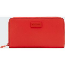 Czerwony portfel. Czerwone portfele damskie Pull&Bear, bez wzorów. Za 49,90 zł.