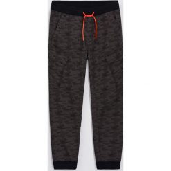 Joggery slim cargo - Szary. Szare spodnie męskie Cropp, bez wzorów. Za 119,99 zł.