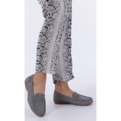 Szare Mokasyny Z Ozdobnym Paskiem Casu W19X3/g. Szare mokasyny damskie Casu, bez wzorów, bez obcasa, bez zapięcia. W wyprzedaży za 39,99 zł.