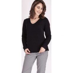 Gładki sweter z dekoltem w serek z prążkowanej tekstury. Swetry damskie Made in Poland, m, bez wzorów, prążkowane, bez rękawów, bez kaptura. Za 129,00 zł.
