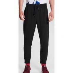 Dresowe joggery basic - Czarny. Czarne spodnie męskie Cropp, s, bez wzorów, z dresówki. Za 79,99 zł.