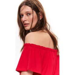 Ażurowy t-shirt. Różowe t-shirty damskie Top Secret, bez wzorów, eleganckie, bez kołnierzyka. W wyprzedaży za 24,99 zł.