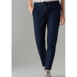 Bawełniane spodnie jogger fit - Niebieski. Spodnie damskie Mohito. Za 99,99 zł.