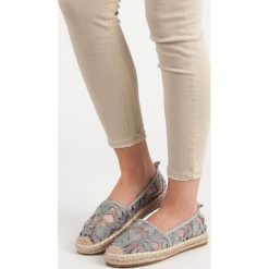 SZARE KORONKOWE ESPADRYLE. Szare baleriny damskie LUCKY SHOES, bez wzorów, z koronki, bez obcasa. Za 39,90 zł.