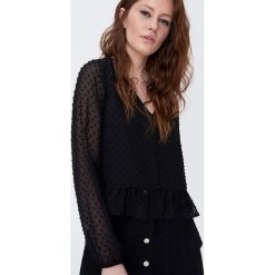 Zwiewna bluzka z transparentenej tkaniny - Czarny. Czarne bluzki damskie Sinsay, s, bez wzorów, z tkaniny, bez kołnierzyka, bez rękawów. Za 49,99 zł.