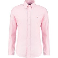 Polo Ralph Lauren SLIM FIT Koszula pink. Czerwone koszule męskie slim Polo Ralph Lauren, xxl, bez wzorów, z bawełny, polo, bez rękawów. Za 439,00 zł.