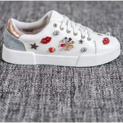 Bestelle białe Buty Sportowe Z Naszywkami. Białe buty sportowe damskie Bestelle, z aplikacjami, bez zapięcia. W wyprzedaży za 69,00 zł.