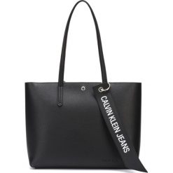 Calvin Klein Torebka Czarny. Czarne torebki klasyczne damskie Calvin Klein, bez wzorów, z materiału, bez dodatków. Za 550,95 zł.