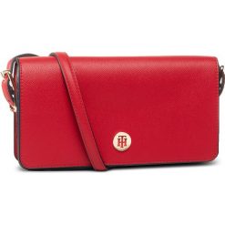 Torebka TOMMY HILFIGER - Honey Flap Crossover AW0AW07943 XAF. Czerwone listonoszki damskie TOMMY HILFIGER, na co dzień, bez wzorów, ze skóry ekologicznej, bez dodatków. W wyprzedaży za 429,00 zł.