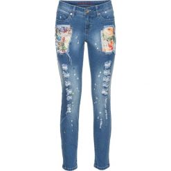 Kolorowe dżinsy z przetarciami bonprix niebieski bleached. Niebieskie jeansy damskie marki bonprix. Za 59,99 zł.