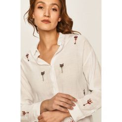 Answear - Koszula. Białe bluzki damskie ANSWEAR, na co dzień, l, bez wzorów, z bawełny, klasyczne, z klasycznym kołnierzykiem, z długim rękawem. W wyprzedaży za 89,90 zł.