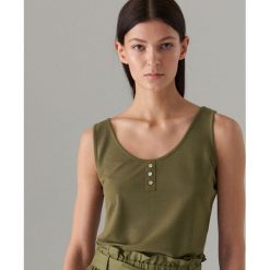 Luźny top z guzikami - Khaki. Brązowe topy damskie Mohito, s, bez wzorów, bez kołnierzyka. Za 39,99 zł.