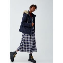 Parka z kapturem ze sztucznym futerkiem. Zielone kurtki damskie Pull&Bear, m, bez wzorów, z kapturem. Za 299,00 zł.
