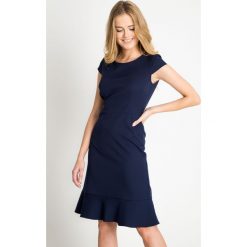 Granatowa sukienka z falbaną u dołu QUIOSQUE. Niebieskie sukienki marki QUIOSQUE, z tkaniny, eleganckie, z kopertowym dekoltem, kopertowe. W wyprzedaży za 59,99 zł.