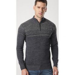 Granatowy Golf Oresh. Niebieskie bluzy męskie Born2be, xl, bez wzorów, z golfem, bez rękawów, bez kaptura. Za 49,99 zł.