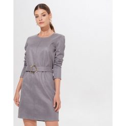 Mini sukienka z paskiem - Szary. Szare sukienki damskie Mohito, s, mini. Za 119,99 zł.