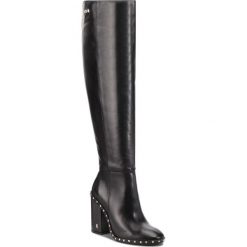 Muszkieterki CARINII - B4605 E50-000-PSK-C00. Czarne buty zimowe damskie Carinii, z materiału, na obcasie. W wyprzedaży za 429,00 zł.