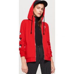 Bluza z kapturem MICKEY MOUSE - Czerwony. Czerwone bluzy z kapturem damskie marki Cropp, l, z motywem z bajki. Za 99,99 zł.