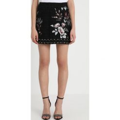 Liu Jo Jeans GONNA RADA Spódnica mini black. Czarne spódniczki damskie marki Liu Jo Jeans, bez wzorów, z poliesteru, mini. Za 899,00 zł.