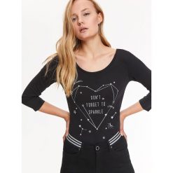 Bawełniany t-shirt z nadrukiem. Czarne t-shirty damskie z nadrukiem, z bawełny, z okrągłym kołnierzem. W wyprzedaży za 29,99 zł.
