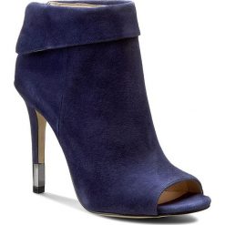 Botki GUESS - Hessio FLHES3 SUE09 NAVY. Niebieskie botki damskie skórzane marki Guess, na obcasie. W wyprzedaży za 429,00 zł.