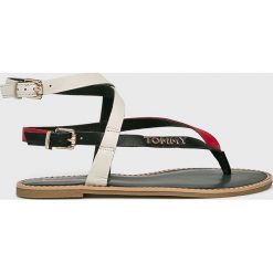 Tommy Hilfiger - Sandały. Klapki damskie TOMMY HILFIGER, bez wzorów, ze skóry, bez obcasa, na obcasie. W wyprzedaży za 359,90 zł.