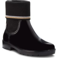 Kalosze TOMMY HILFIGER - Knitted Sock Rain Bo FW0FW03565 Black 990. Czarne buty zimowe damskie marki TOMMY HILFIGER, z materiału, z okrągłym noskiem, na obcasie. W wyprzedaży za 359,00 zł.