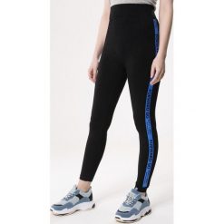 Czarno-Niebieskie Legginsy Highly Valued. Niebieskie legginsy damskie Born2be, xxl, z napisami. Za 29,99 zł.