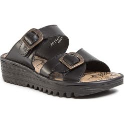 Klapki FLY LONDON - Etanfly P501143000 Black. Czarne klapki damskie Fly London, bez wzorów, ze skóry, bez obcasa, na obcasie. W wyprzedaży za 299,00 zł.