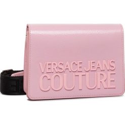 Torebka VERSACE JEANS COUTURE - E1VVBBM8 71412 400. Różowe listonoszki damskie Versace Jeans Couture, na co dzień, bez wzorów, z jeansu, eleganckie, bez dodatków. W wyprzedaży za 409,00 zł.