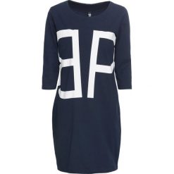 Sukienka shirtowa bonprix ciemnoniebiesko-biały z nadrukiem. Niebieskie sukienki damskie bonprix, z nadrukiem, sportowe, krótkie, mini, sportowe. Za 89,99 zł.