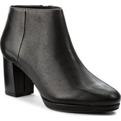 Botki CLARKS - Kelda Night 261235554 Black Combi Leather. Czarne buty zimowe damskie Clarks, ze skóry ekologicznej, na obcasie. W wyprzedaży za 309,00 zł.