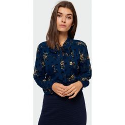 Bluzka elegancka w kwiaty - 38. Bluzki damskie e-margeritka.pl, z nadrukiem, z tkaniny, eleganckie, bez kołnierzyka, bez rękawów. Za 99,99 zł.