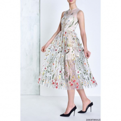 Sukienka Sappherie. Szare sukienki z falbanami Pakamera, z haftami, z gorsetem, midi, gorsetowe. Za 799,00 zł.