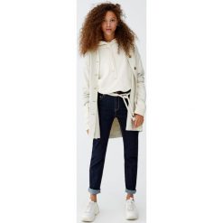 Jeansy slim fit z wysokim stanem. Zielone jeansy damskie marki Pull&Bear, bez wzorów, z jeansu, z podwyższonym stanem. Za 99,90 zł.