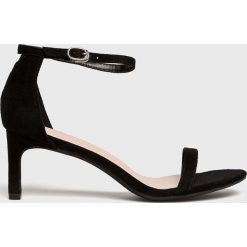 Answear - Sandały Ideal Shoes. Czerwone sandały damskie ANSWEAR, bez wzorów, z materiału, bez obcasa, na obcasie, na klamry. W wyprzedaży za 89,90 zł.