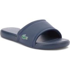 Klapki LACOSTE - L.30 118 1 Caj 7-35CAJ001195K Navy/Navy. Niebieskie klapki damskie Lacoste, bez wzorów, z tworzywa sztucznego, bez obcasa. W wyprzedaży za 149,00 zł.