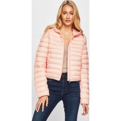 Calvin Klein Jeans - Kurtka. Różowe kurtki damskie Calvin Klein Jeans, s, bez wzorów, z poliesteru, krótkie, z kapturem. W wyprzedaży za 439,90 zł.