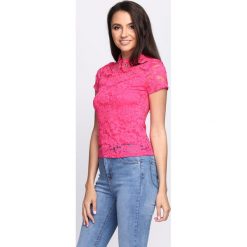 Fuksjowa Bluzka All Apparel. Różowe bluzki damskie Born2be, s, z aplikacjami, z koronki, z okrągłym kołnierzem, z krótkim rękawem. Za 29,99 zł.