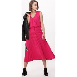 Fuksjowa Sukienka Smooth. Szare sukienki damskie Born2be, na spotkanie biznesowe, s, bez wzorów, z kontrastowym kołnierzykiem, bez rękawów, midi, dopasowane. Za 89,99 zł.