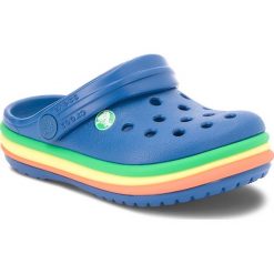 Klapki CROCS - Cb Rainbow Band Clog K 205205 Blue Jean. Niebieskie sandały chłopięce Crocs, z tworzywa sztucznego, bez zapięcia. W wyprzedaży za 119,00 zł.