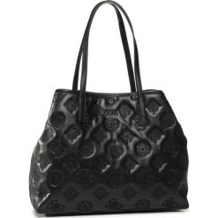 Torebka Guess Vikky (PE) HWPE69 95240. Czarne torebki klasyczne damskie Guess, z aplikacjami, na ramię, bez dodatków. W wyprzedaży za 559,00 zł.