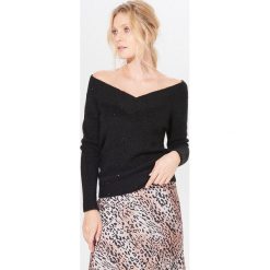 Sweter z dekoltem carmen - Czarny. Czarne swetry damskie Mohito, s, bez wzorów, bez rękawów, bez kaptura. W wyprzedaży za 79,99 zł.