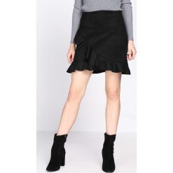 Czarna Spódnica Streets of Chelsea. Czarne spódniczki damskie Born2be, uniwersalny, bez wzorów, mini. Za 39,99 zł.