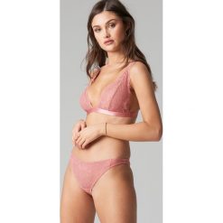 NA-KD Lingerie The Lace Panty - Pink. Różowe panty damskie NA-KD Lingerie, w koronkowe wzory. Za 52,95 zł.