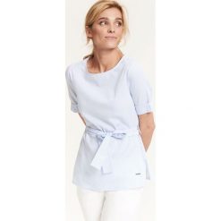 Bluzka krótki rękaw. Niebieskie bluzki damskie Top Secret, w paski, z bawełny, eleganckie, z okrągłym kołnierzem, z krótkim rękawem. W wyprzedaży za 34,99 zł.